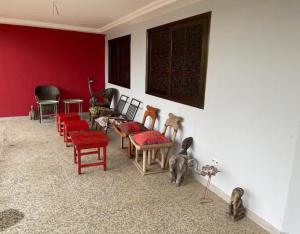 洛美Villa Stella的客厅设有红色的墙壁和红色的椅子
