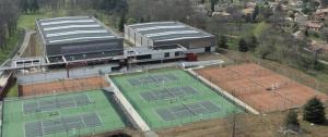 科洛米耶Studio « Le petit Prat »的大楼内两个网球场的顶部景观