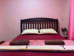 卡农快乐度假村 的一间卧室配有一张带两个枕头的床