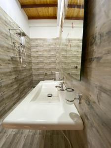 尼拉瓦利The Reef Resort的浴室设有白色水槽和镜子