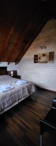 特来凡林Valle Florido 1的一间卧室设有一张床和木制天花板