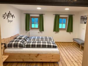 穆劳Bandltroga的绿窗帘的房间的一张床位