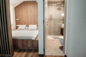 莫斯特拉纳Apartments Triglav的一间卧室设有一张床、淋浴和卫生间