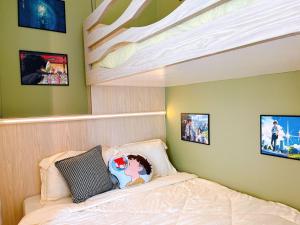淡文Sleep with Totoro @ Sunway Onsen (Durplex 6 pax)的一间卧室配有一张床铺,