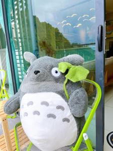 淡文Sleep with Totoro @ Sunway Onsen (Durplex 6 pax)的坐在椅子上的泰迪熊