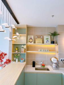 淡文Sleep with Totoro @ Sunway Onsen (Durplex 6 pax)的厨房配有水槽和书架