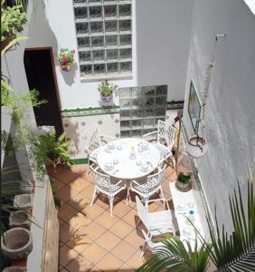 皮内达德马尔L'Hostalet GuestHouse的庭院配有桌椅和植物