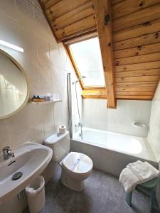 维耶拉安格拉达酒店的浴室配有盥洗盆、卫生间和浴缸。