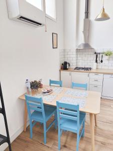 阿利坎特FABRIQ apartment的厨房配有木桌和蓝色椅子