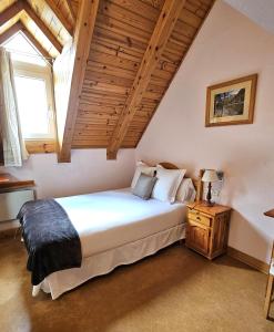 维耶拉安格拉达酒店的卧室设有一张白色大床和一扇窗户。