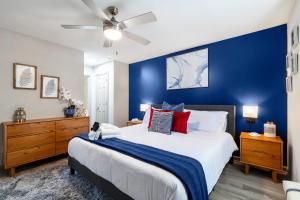 亚特兰大Modern Swank Luxury Aptmins The Battery3bd2br的一间卧室设有一张蓝色墙壁的大床