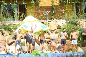 富国Dendi Resort Phu Quoc的一群人站在一个游泳池周围