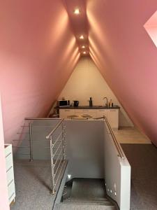 扎科帕内塞拉兰卡别墅的楼梯通往带粉红色墙壁的房间