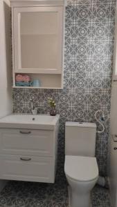雷霍沃特Stylish Quiet and Central的浴室配有白色卫生间和盥洗盆。