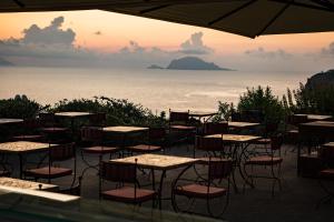 马尔法西格南酒店的一组桌椅,享有海景