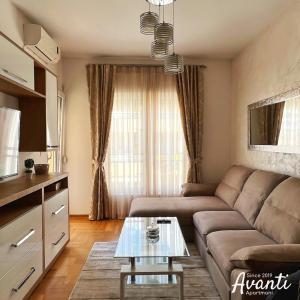 布德瓦Apartmani Avanti Budva的客厅配有沙发和桌子