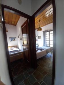 伊兹拉Panoramic Views Home in Hydra, Greece的卧室和卧室的镜子