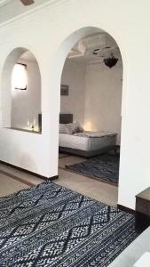 索蒙Chez Fatima et Hervé的一间带床和地毯的客厅