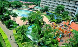 迪沙鲁D'Vista Apartments in Lotus Desaru Beach Resort的享有带游泳池的游乐园的空中景致