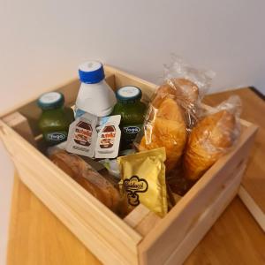 罗卡迪帕帕The Garden House Relax的装满食物、饮料和面包的箱子