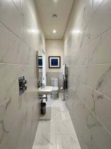 因弗内斯Beinn Mhor Lodge的白色的浴室设有水槽和卫生间。