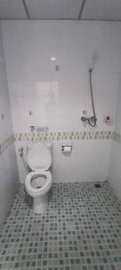 芭东海滩KANPAI HOTEL的一间带卫生间的浴室和瓷砖地板。
