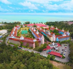 迪沙鲁D'Vista Apartments in Lotus Desaru Beach Resort的享有公园的大型建筑的顶部景色