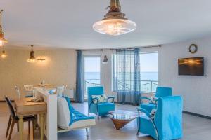 巴统Castello Mare All Inclusive Resort的客厅配有蓝色的椅子和桌子