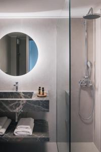 卡特罗斯南希 - 恰拉公寓式酒店的带淋浴、盥洗盆和镜子的浴室