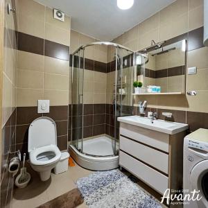 布德瓦Apartmani Avanti Budva的浴室配有卫生间、盥洗盆和淋浴。