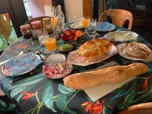 奥朗日Chambre d'hôtes Fauvart Antony Réal的餐桌,早餐包括面包和橙汁