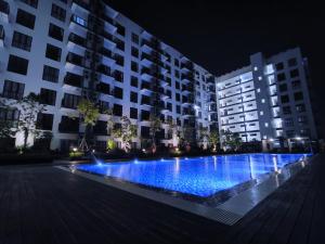 古晋Armadale Galacity Minimalist 3 Bedrooms Entire Apartment的一座拥有大楼的大型游泳池