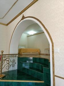 基希讷乌Villa5floors的教堂内的拱门,铺有绿色的瓷砖地板
