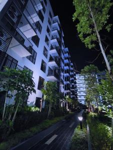 古晋Armadale Galacity Minimalist 3 Bedrooms Entire Apartment的夜间在建筑物前的一条空的街道