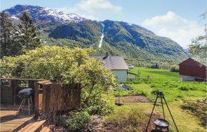 勒尔达尔Cozy Home In Røldal With House A Mountain View的农场的山景客房 - 带摄像头