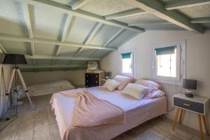 马赛La Champanel Maison vue Mer JO24的一间卧室设有一张大床和横梁天花板
