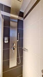 纳扎雷Solar dos Carvalhos - Apartamentos de Turismo的浴室铺有黑白瓷砖,设有淋浴。