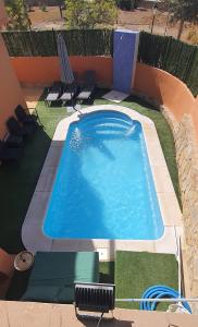 托雷德尔马尔Magnifico chalet con piscina privada的享有庭院游泳池的顶部景色