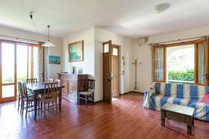卡斯蒂里昂纳·德拉佩Casa Velio的客厅配有沙发和桌子