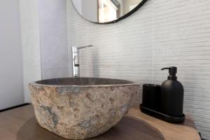 CesaraCasa Belvedere Egro - tiny house的一间带大型石质水槽和镜子的浴室