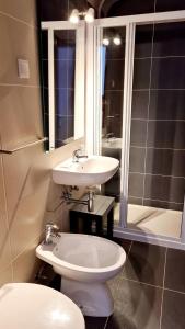 纳扎雷Solar dos Carvalhos - Apartamentos de Turismo的一间带水槽、卫生间和镜子的浴室