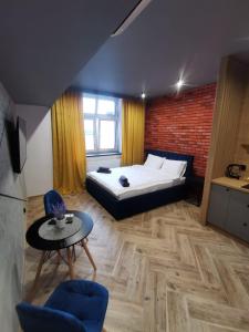普热梅希尔LOFT HOUSE APARTMENTS的卧室配有一张床和一张桌子及椅子