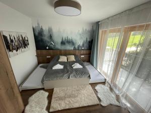 奥拉弗斯卡雷斯纳Apartmán Snow的卧室配有一张床,墙上挂有绘画作品