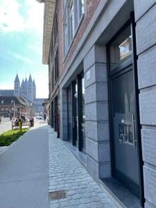 图尔奈Gîte de Tournai-Cathédrale-Centre historique的一条街道,有一座建筑,有商店窗口