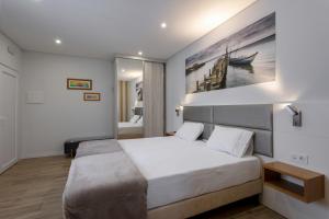 塞图巴尔Casanossa的一间卧室配有一张壁画床