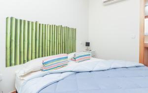 马德里Bright duplex apartment for families-VICALV的床上有2个枕头
