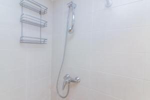 马德里Bright duplex apartment for families-VICALV的浴室内带软管的淋浴