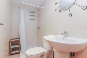 马德里Bright duplex apartment for families-VICALV的白色的浴室设有水槽和卫生间。