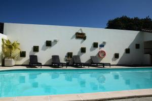 蓬塔德尔加达Casa Vereda, Ponta Delgada, S. Miguel的白色的墙壁、椅子和游泳池