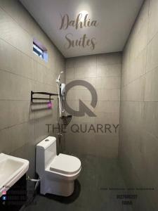 昔加末Villa The Quarry的浴室配有白色卫生间和盥洗盆。